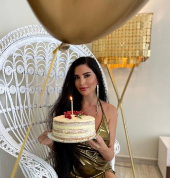 لاميتا فرنجية تحتفل بـ عيد ميلادها في الجاكوزي
