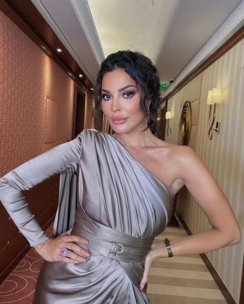 نادين نسيب نجيم تتألق بفستان رائع من تصميم زهير مراد