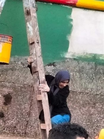 منى زكي تظهر بالحجاب وهي تتسلق سلماًَ