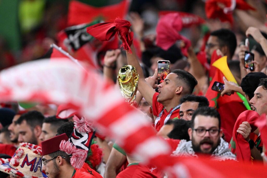 📷من ملعب مباراة المغرب الكوفية والعلم الفلسطيني حاضر