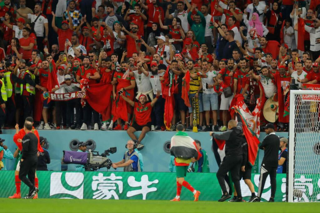 📷من ملعب مباراة المغرب الكوفية والعلم الفلسطيني حاضر