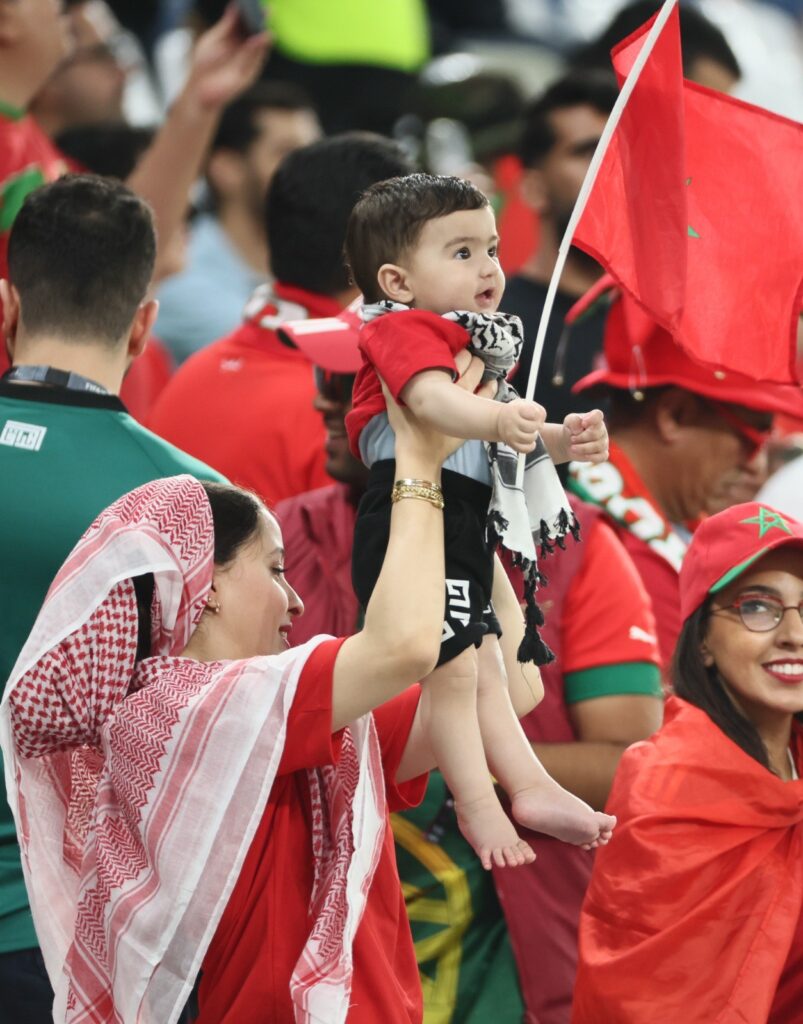 📷من ملعب مباراة المغرب الكوفية والعلم الفلسطيني حاضر