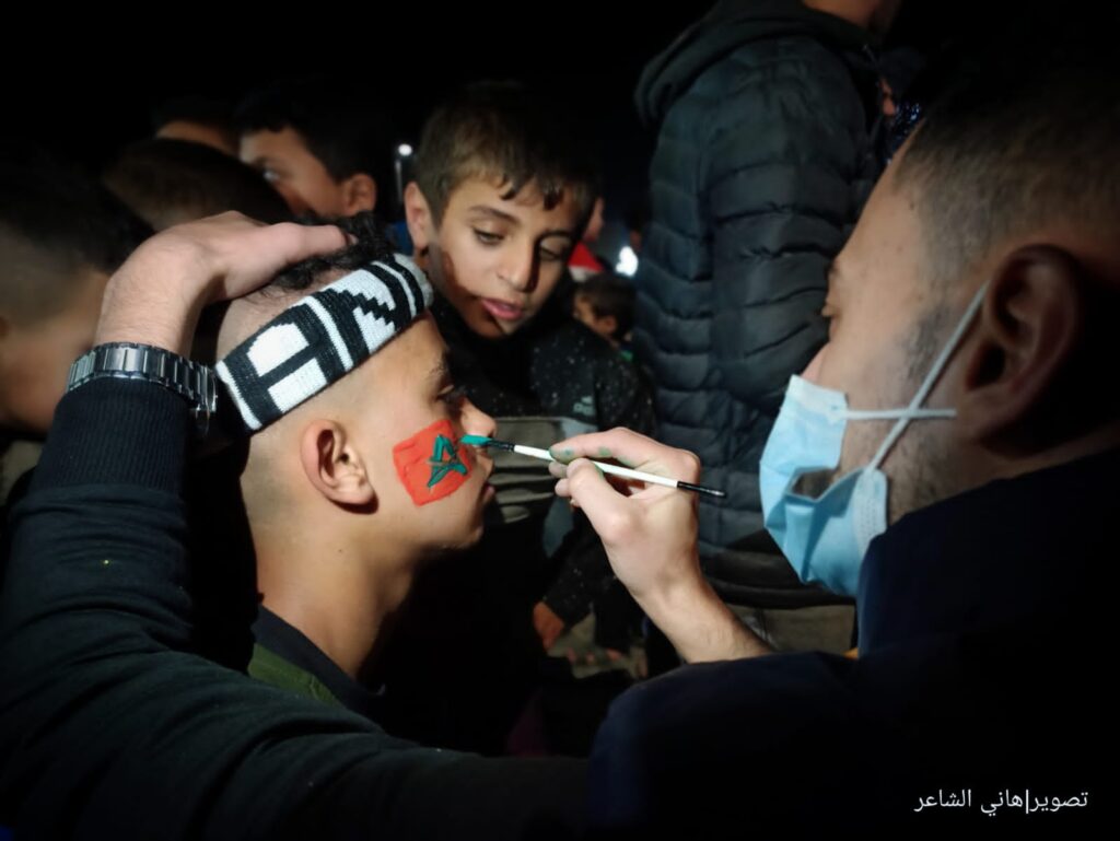 جماهير محافظة خان يونس جنوبي قطاع غزة تستعد لمشاهدة مباراة المغرب
