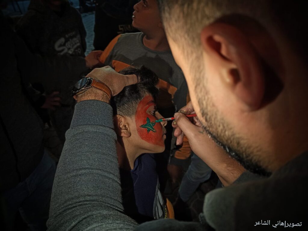 جماهير محافظة خان يونس جنوبي قطاع غزة تستعد لمشاهدة مباراة المغرب
