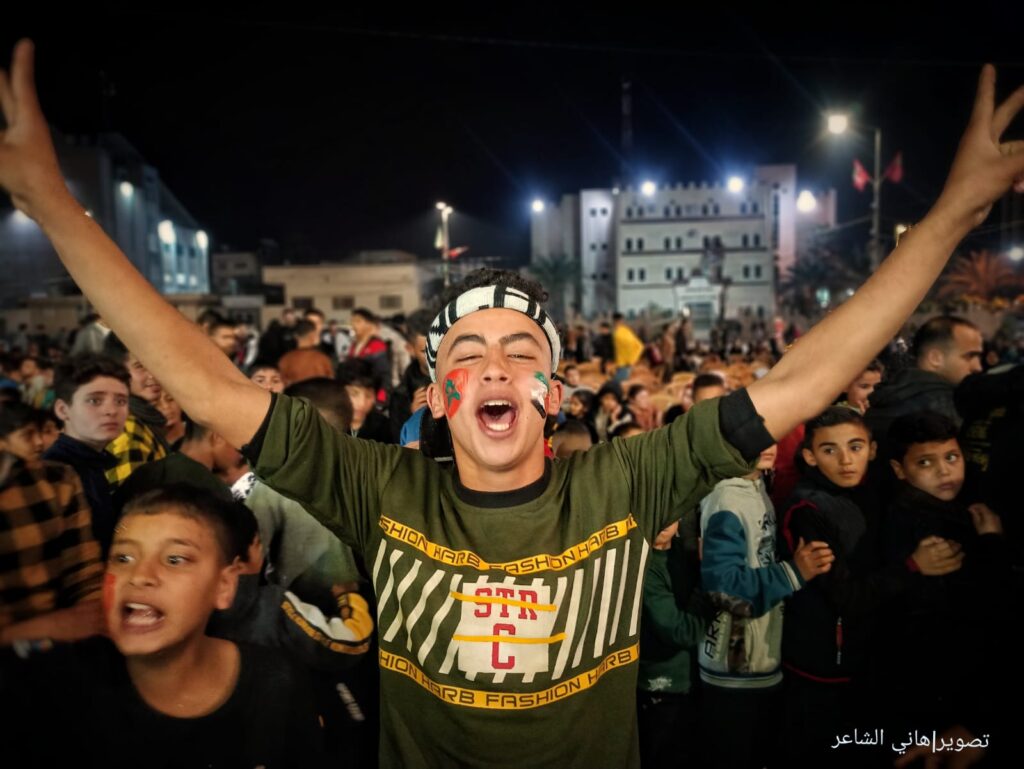 جماهير محافظة خان يونس جنوبي قطاع غزة تستعد لمشاهدة مباراة المغرب
