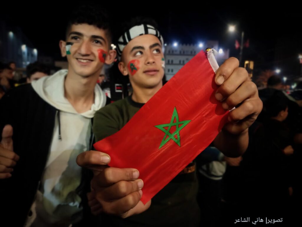جماهير محافظة خان يونس جنوبي قطاع غزة تستعد لمشاهدة مباراة المغرب
