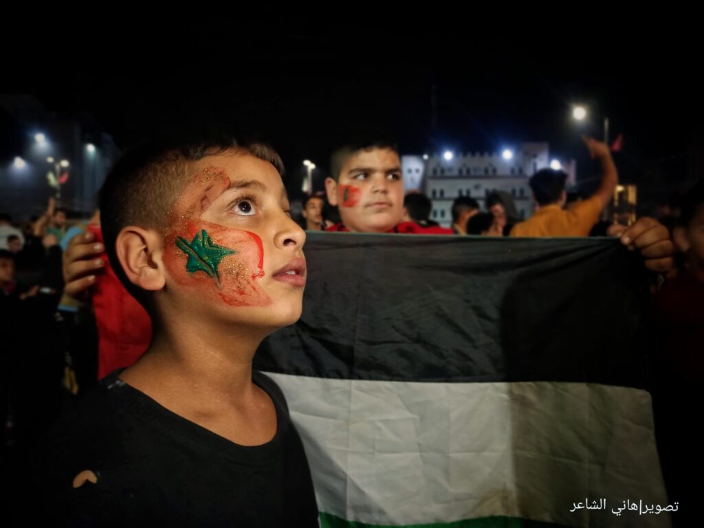 جماهير محافظة خان يونس جنوبي قطاع غزة تستعد لمشاهدة مباراة المغرب
