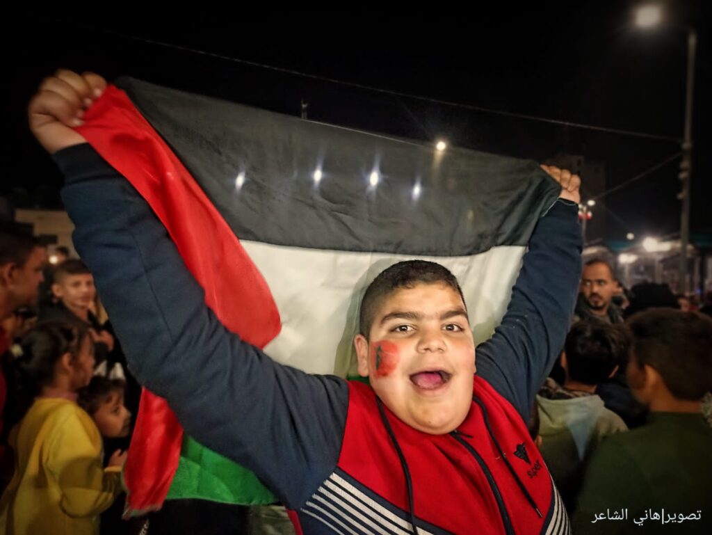 جماهير محافظة خان يونس جنوبي قطاع غزة تستعد لمشاهدة مباراة المغرب
