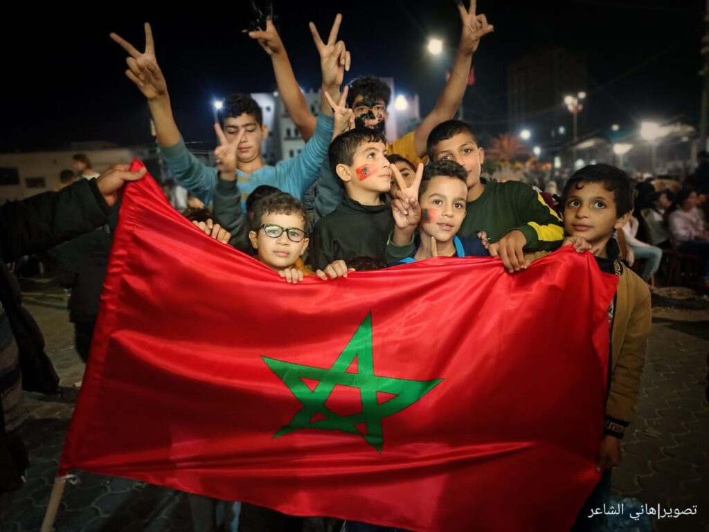 جماهير محافظة خان يونس جنوبي قطاع غزة تستعد لمشاهدة مباراة المغرب
