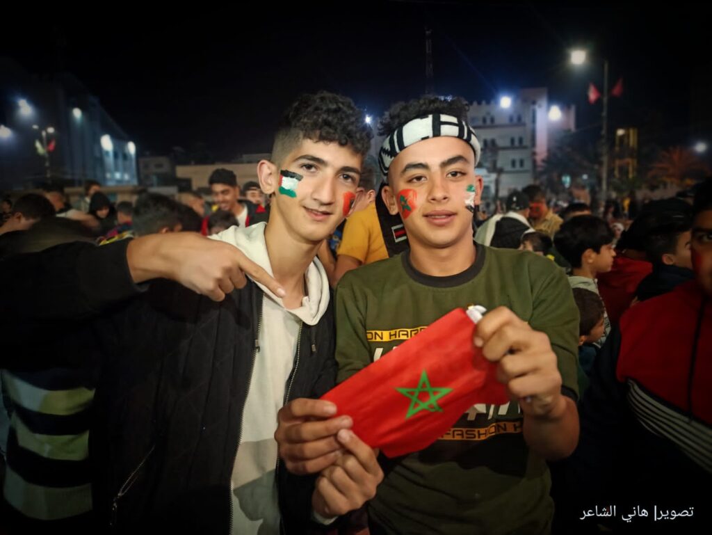 جماهير محافظة خان يونس جنوبي قطاع غزة تستعد لمشاهدة مباراة المغرب
