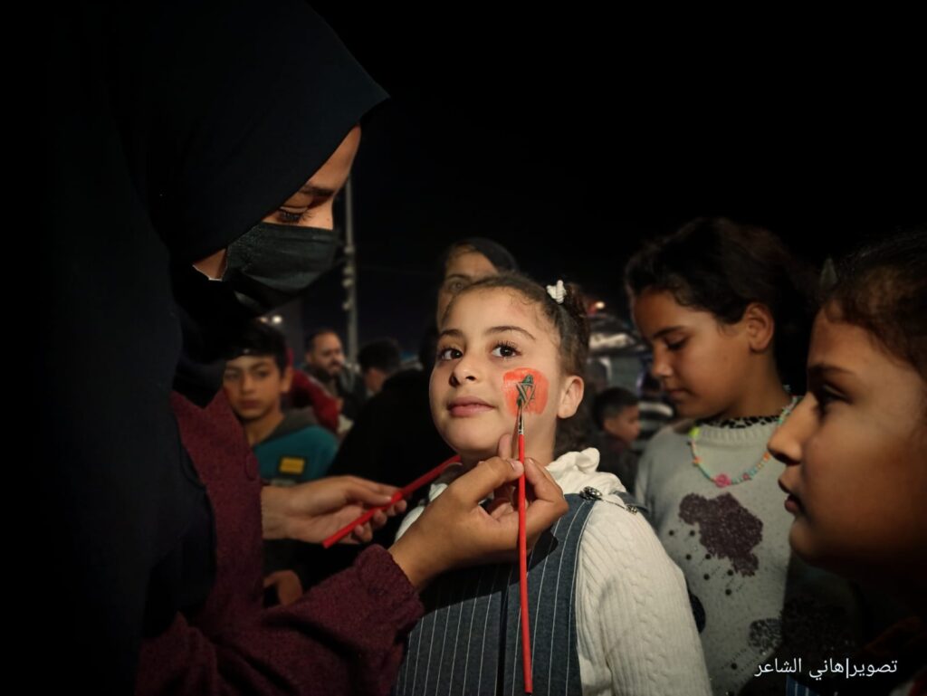 جماهير محافظة خان يونس جنوبي قطاع غزة تستعد لمشاهدة مباراة المغرب
