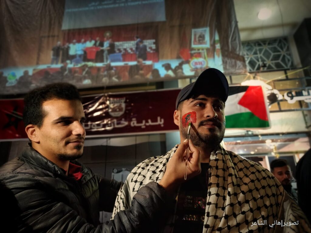 جماهير محافظة خان يونس جنوبي قطاع غزة تستعد لمشاهدة مباراة المغرب
