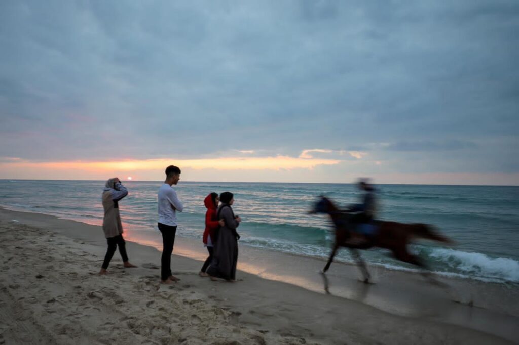 📷صور| مواطنون يستجمون على شاطئ بحر مدينة غزة، مساء اليوم.