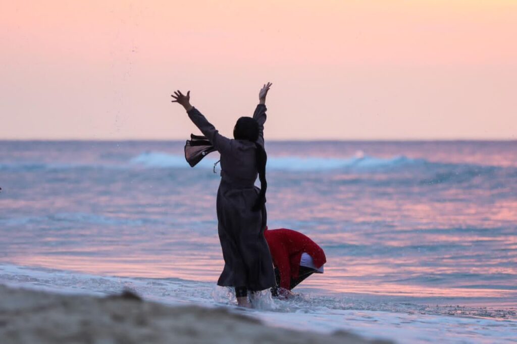 📷صور| مواطنون يستجمون على شاطئ بحر مدينة غزة، مساء اليوم.