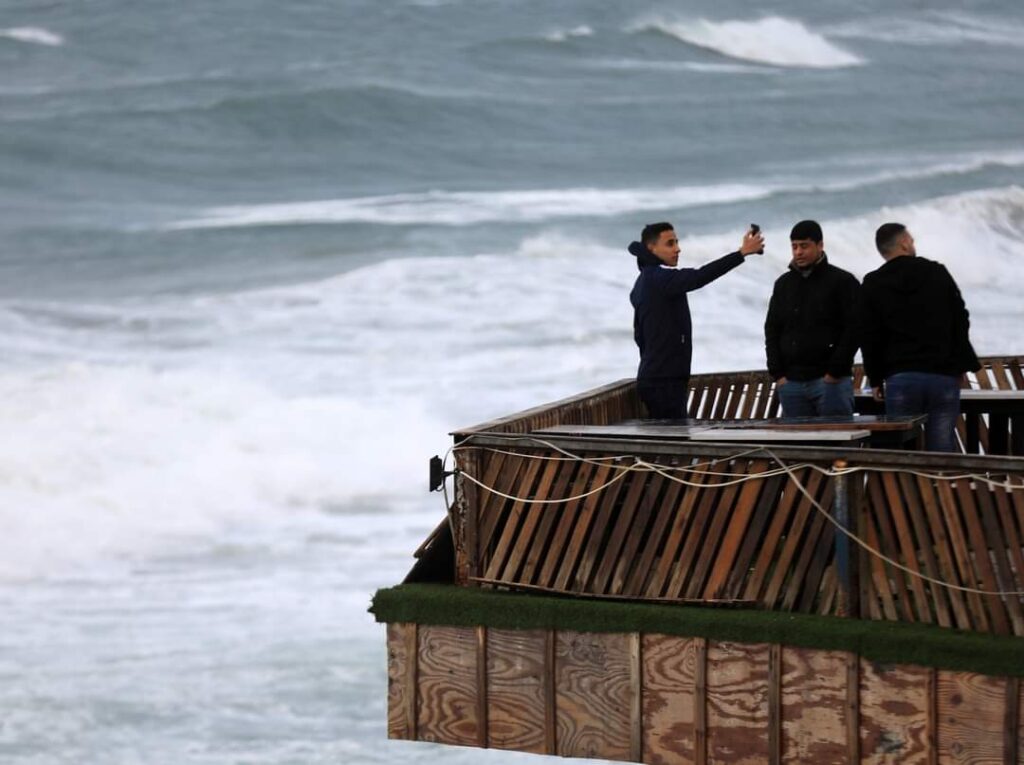 جنون بعض الشبان في الخروج الي شاطئ بحر غزة
