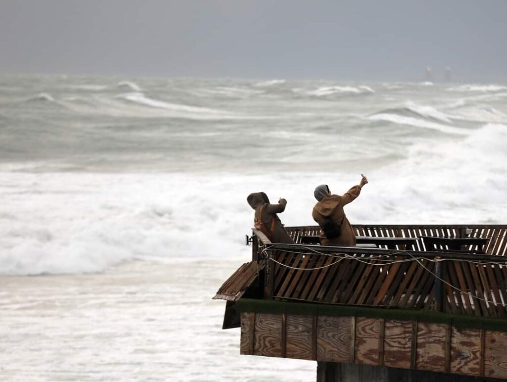 جنون بعض الشبان في الخروج الي شاطئ بحر غزة

