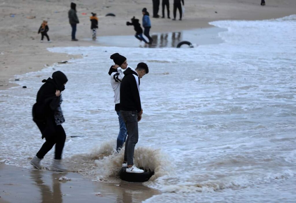 جنون بعض الشبان في الخروج الي شاطئ بحر غزة

