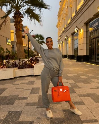 جورجينا رودريغيز تتنزه في شوارع الرياض بالبيجاما وحذاء البيت