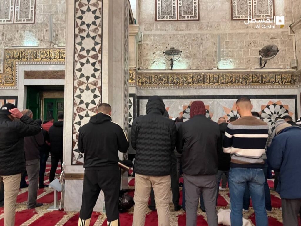 صلاة العشاء في المصلى القبلي بالمسجد الأقصى المبارك
