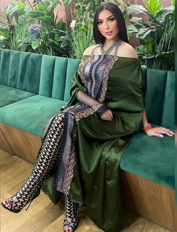 سخرية عارمة من دنيا بطمة بسبب حذائها الغريب في العيد