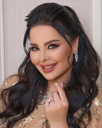 ديانا كرزون تتألق بإطلالتها وتظهر حملها من جديد