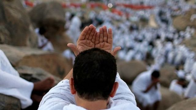 الحجاج يؤدون عند جبل عرفات الركن الأعظم للحج