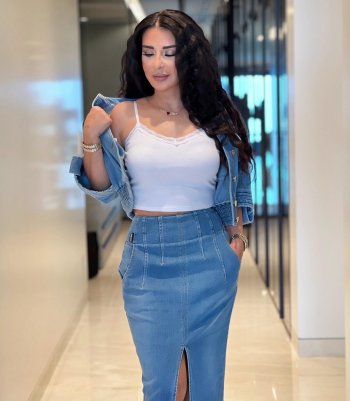 ماغي بو غصن بإطلالة ناعمة بالأبيض والأرزق