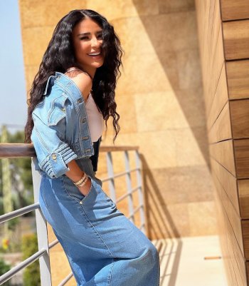 ماغي بو غصن بإطلالة ناعمة بالأبيض والأرزق