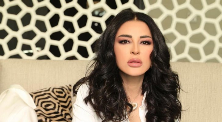 بالصور: ماغي بو غصن بإطلالة ناعمة بالأبيض والأرزق