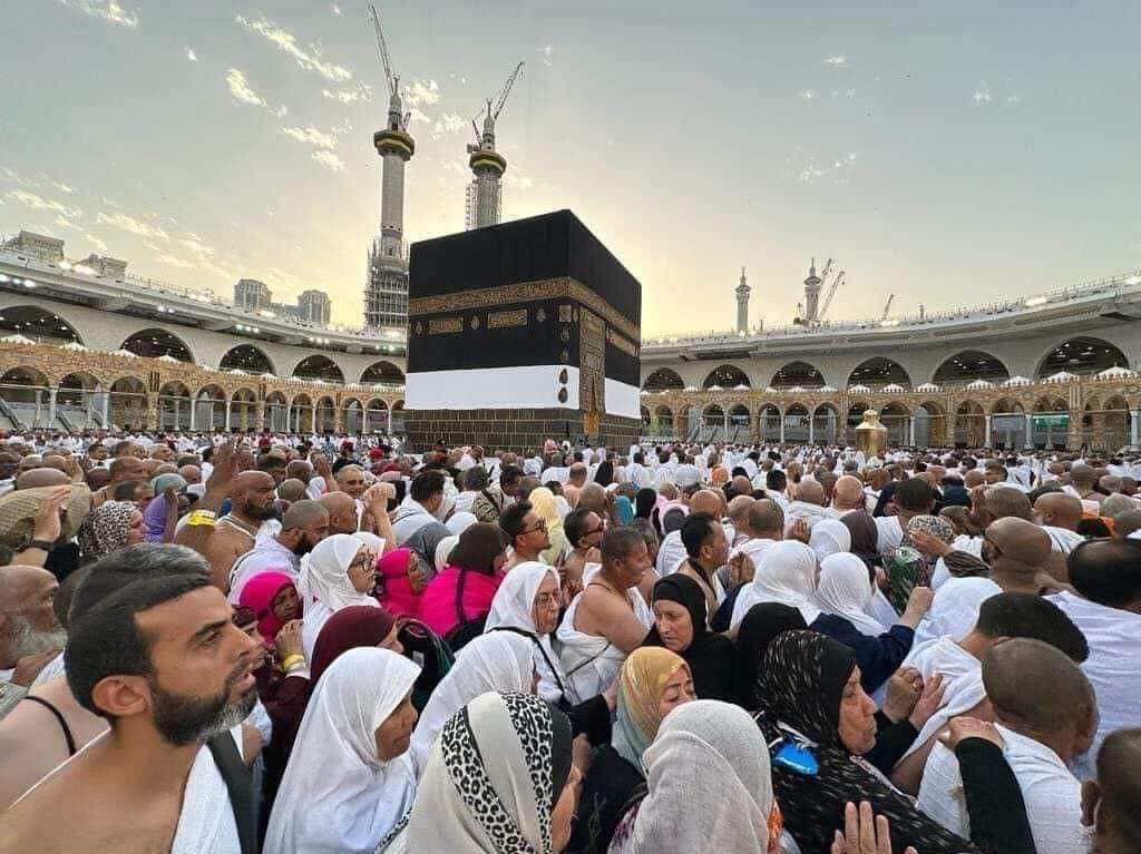 📷 حجاج بيت الله الحرام يؤدون مناسك العمرة فور وصولهم مكة المكرمة