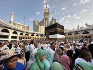 📷 حجاج بيت الله الحرام يؤدون مناسك العمرة فور وصولهم مكة المكرمة