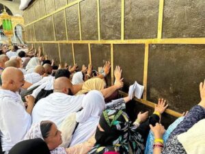 📷 حجاج بيت الله الحرام يؤدون مناسك العمرة فور وصولهم مكة المكرمة