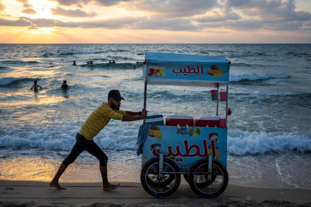 📷 مواطنون غزيون يستجمون على بحر غزة في ظل الأجواء الحارة والعطلة الصيفية