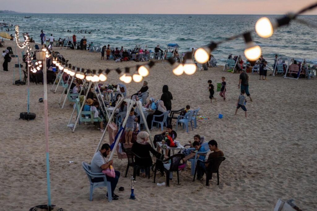 📷 مواطنون غزيون يستجمون على بحر غزة في ظل الأجواء الحارة والعطلة الصيفية