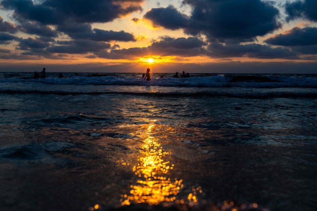 📷 مواطنون غزيون يستجمون على بحر غزة في ظل الأجواء الحارة والعطلة الصيفية