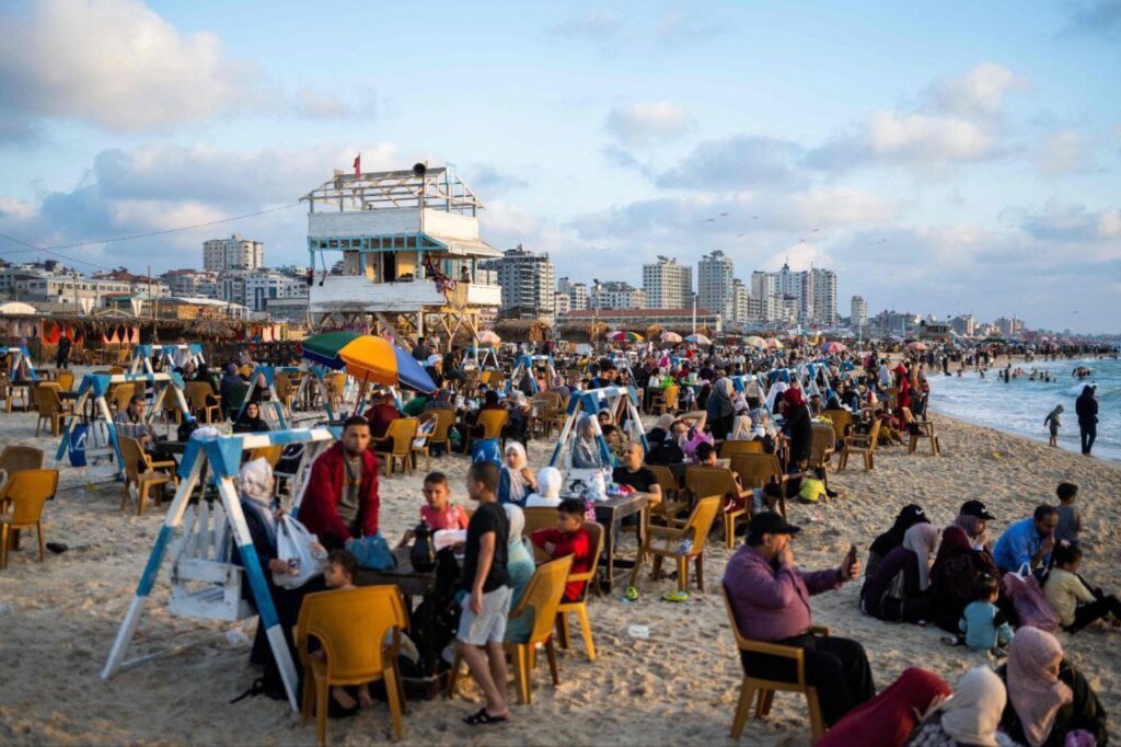 📷 مواطنون غزيون يستجمون على بحر غزة في ظل الأجواء الحارة والعطلة الصيفية