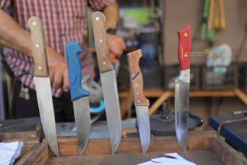 صور| سن السكاكين مهنة قديمة تنشط قُبيل عيد الأضحى المبارك