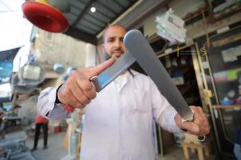 صور| سن السكاكين مهنة قديمة تنشط قُبيل عيد الأضحى المبارك