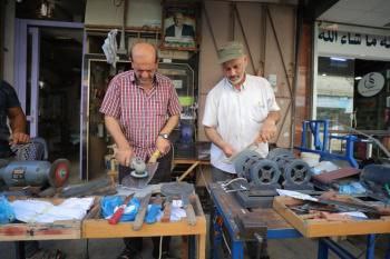 صور| سن السكاكين مهنة قديمة تنشط قُبيل عيد الأضحى المبارك