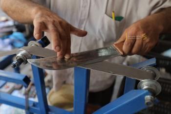 صور| سن السكاكين مهنة قديمة تنشط قُبيل عيد الأضحى المبارك