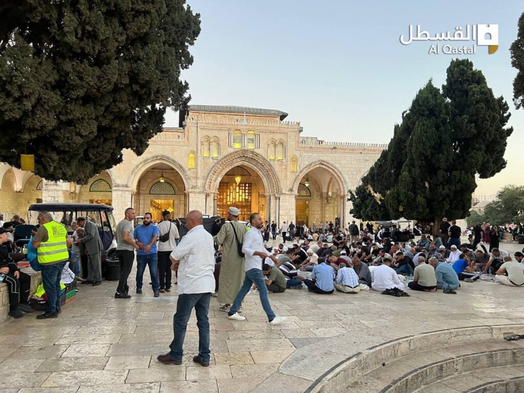 📷صور| من إفطار الأهالي في الرحاب المباركة هذه الأثناء.
