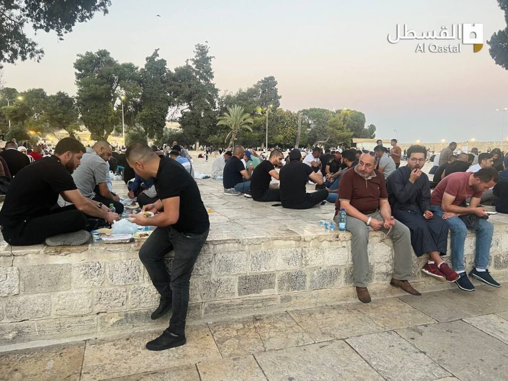 📷صور| من إفطار الأهالي في الرحاب المباركة هذه الأثناء.

