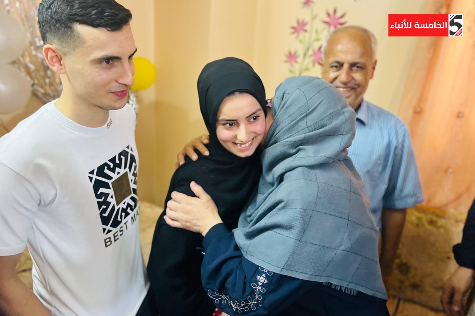 الخامسة للأنباء تتواجد منذ اللحظات الأولى في منزل الطالبة المتفوقة ندى محمد الصواحة الحاصلة على الترتيب الأول على الوطن99.7%