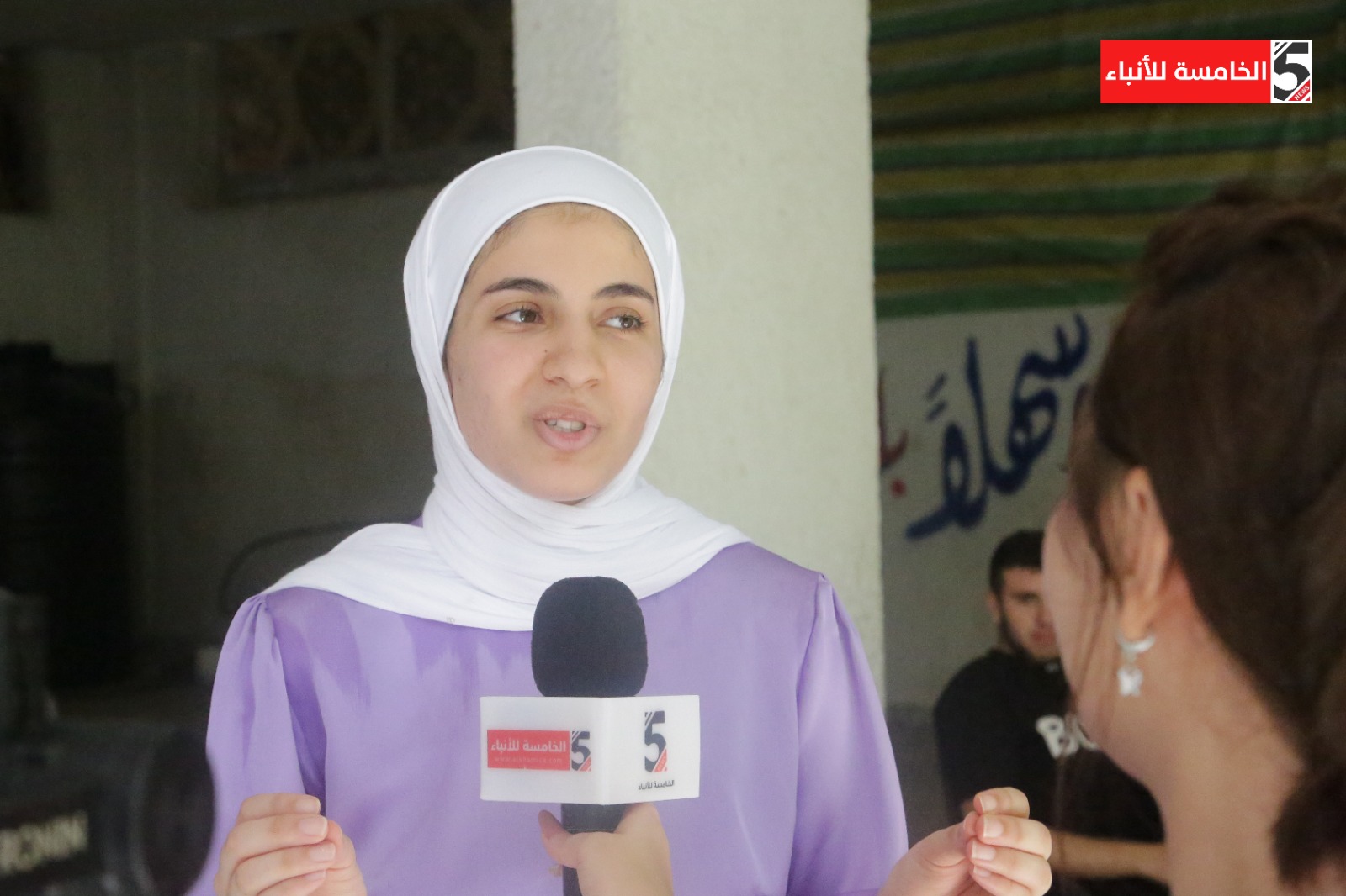 بالصور.. الطالبة المتفوقة لينا أبو سلمية 99.7% الأولى على مستوى الوطن القسم العلمي.