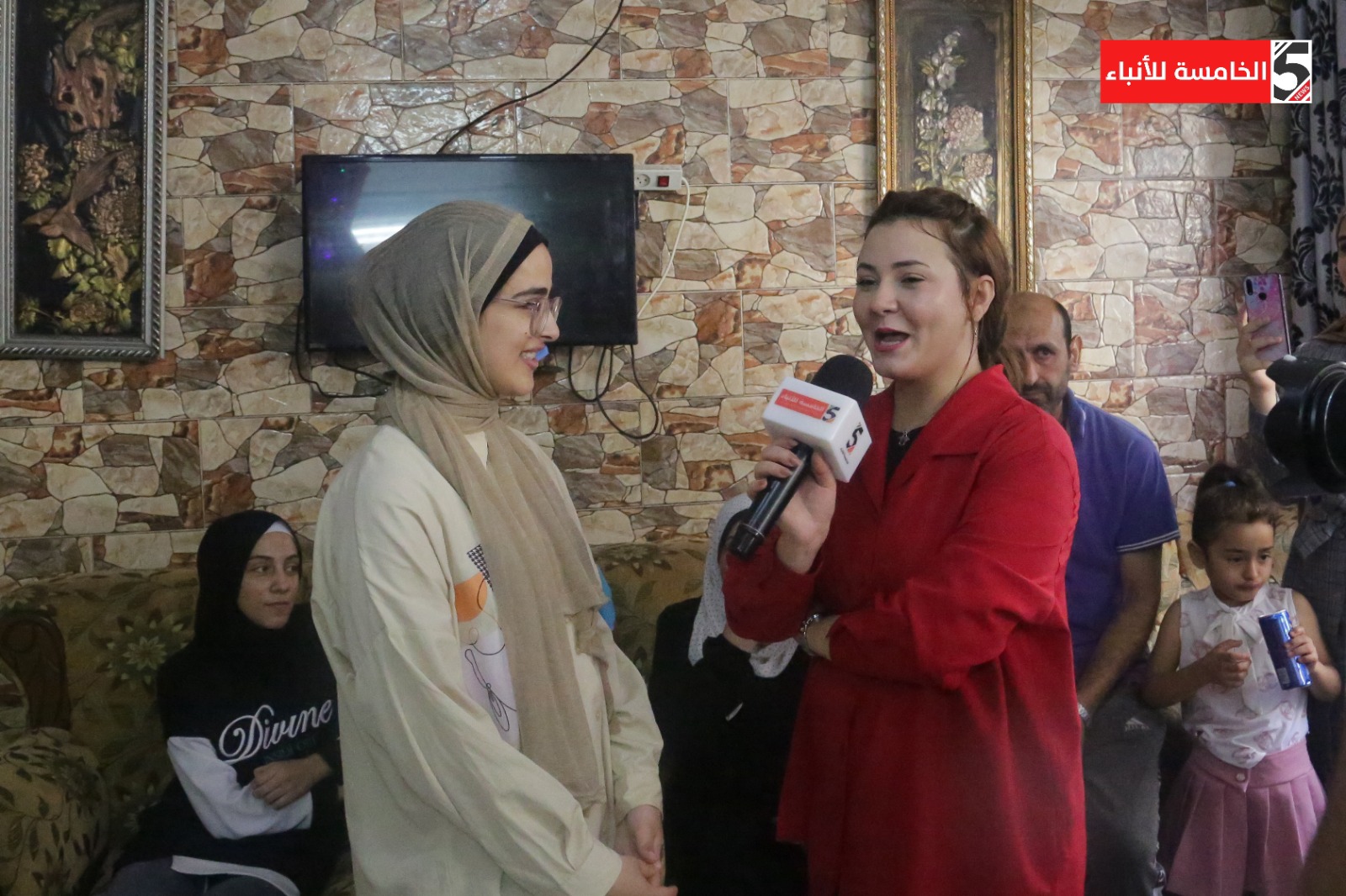 بالصور.. الطالبة المتفوقة نغم حسونة من الطلبة المتفوقين في مديرية غرب غزة