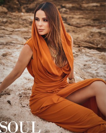 كارول سماحة تتصدر غلاف هذه المجلة الشهيرة وتتألق