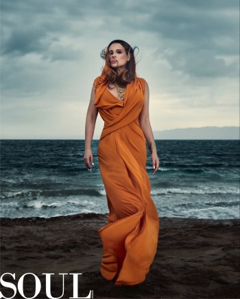 كارول سماحة تتصدر غلاف هذه المجلة الشهيرة وتتألق