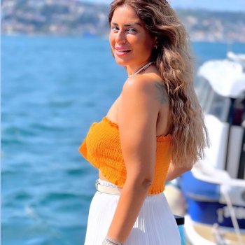 منة فضالي تستمتع بوقتها في أحد شوارع تركيا بإطلالة كاجوال رائعة