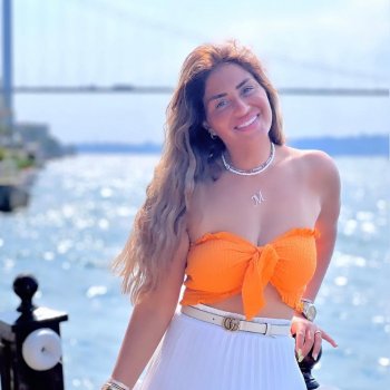 منة فضالي تستمتع بوقتها في أحد شوارع تركيا بإطلالة كاجوال رائعة