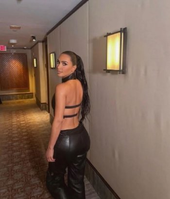 إطلالة جريئة لـ كيم كاردشيان .. بضهر مكشوف